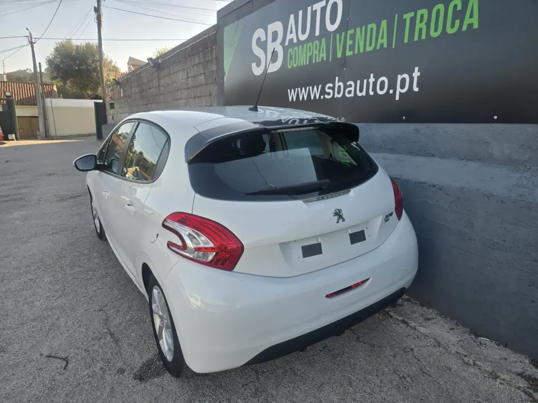 Peugeot 208 2014 - 7250 EUR, 157000 km - 157000km - foto 11 de 23