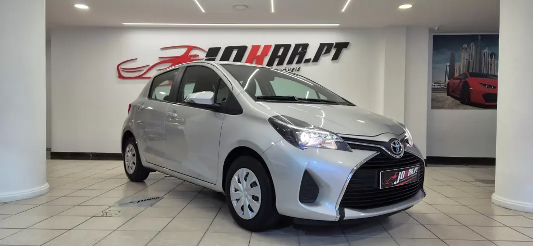Toyota Yaris 2015 - 10990 EUR, 80284 km - AUTO.MOTO.pt - 80284km - foto 1 de 28