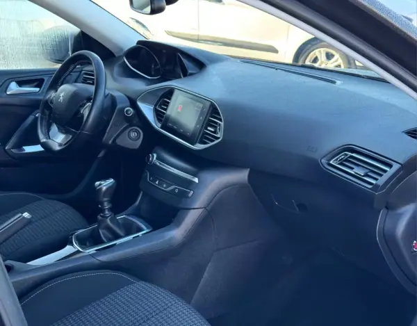 Peugeot 308 2019 - 8450 EUR, 200815 km - AUTO.MOTO.pt - 200815km - foto 11 de 17