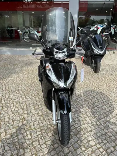 Honda SH 150i 2018 - 2950 EUR, 52726 km - AUTO.MOTO.pt - 52726km - foto 4 de 16