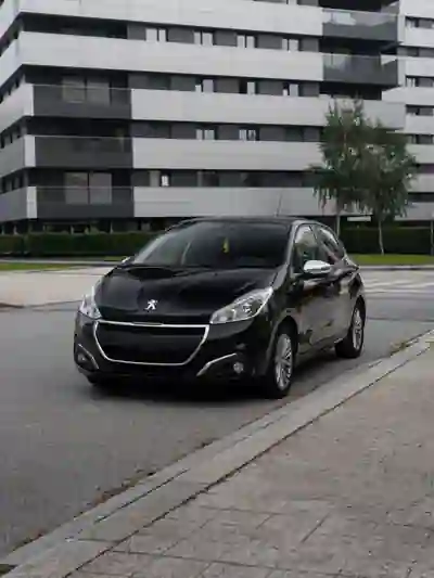 Peugeot 208 2018 - 7800 EUR, 199800 km - AUTO.MOTO.pt - 199800km - foto 8 de 8