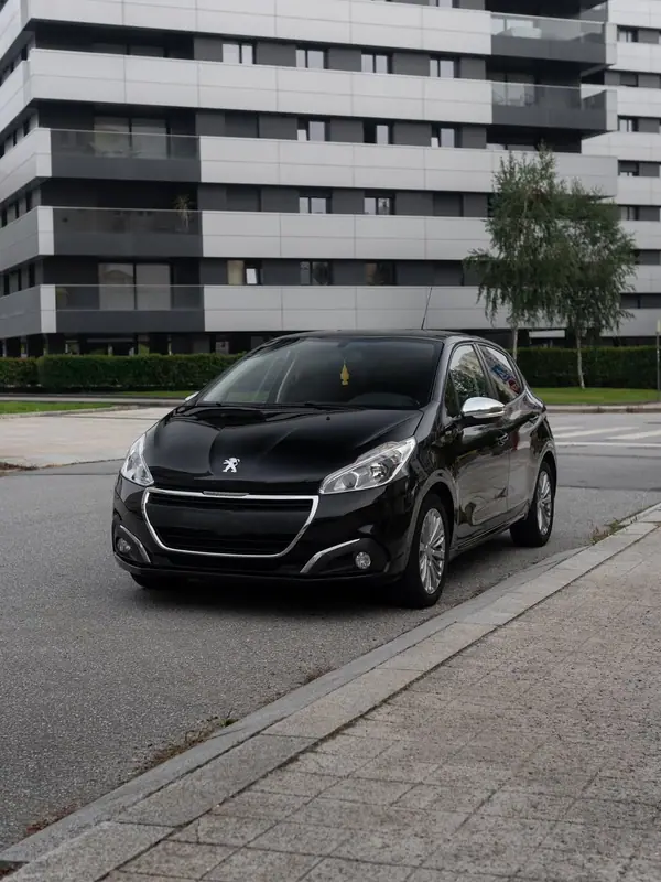 Peugeot 208 2018 - 7800 EUR, 199800 km - AUTO.MOTO.pt - 199800km - foto 8 de 8