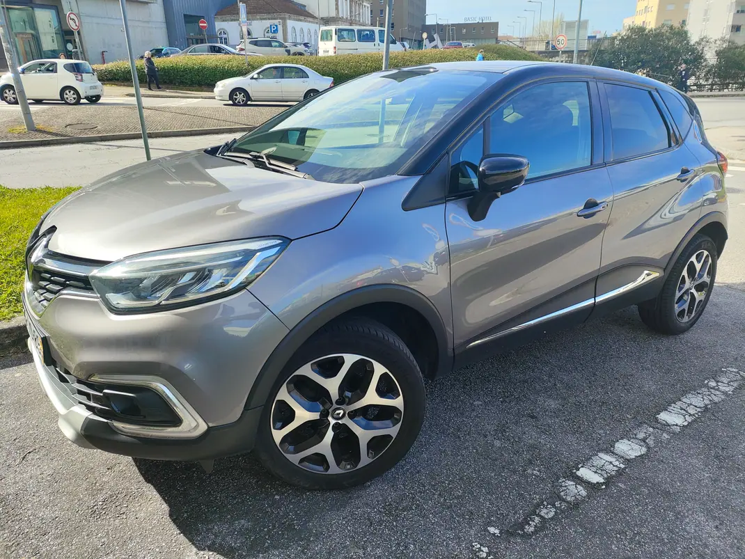 Renault Captur 2017 - 11000 EUR, 143000 km - AUTO.MOTO.pt - 143000km - foto 1 de 22