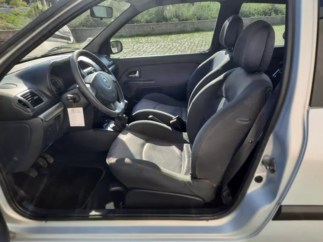 Renault Clio 2001 - 3500 EUR, 188485 km - AUTO.MOTO.pt - 188485km - foto 5 de 10