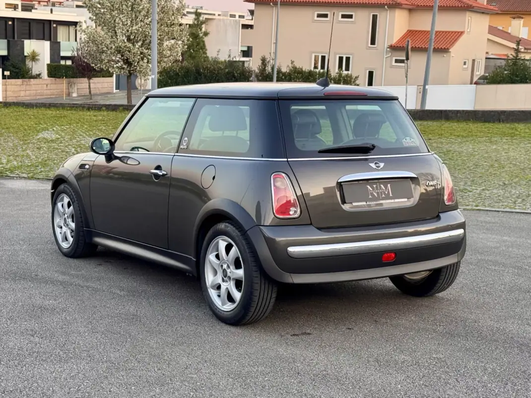 MINI 3 Portas 2006 - 6900 EUR, 160000 km - AUTO.MOTO.pt - 160000km - foto 4 de 26