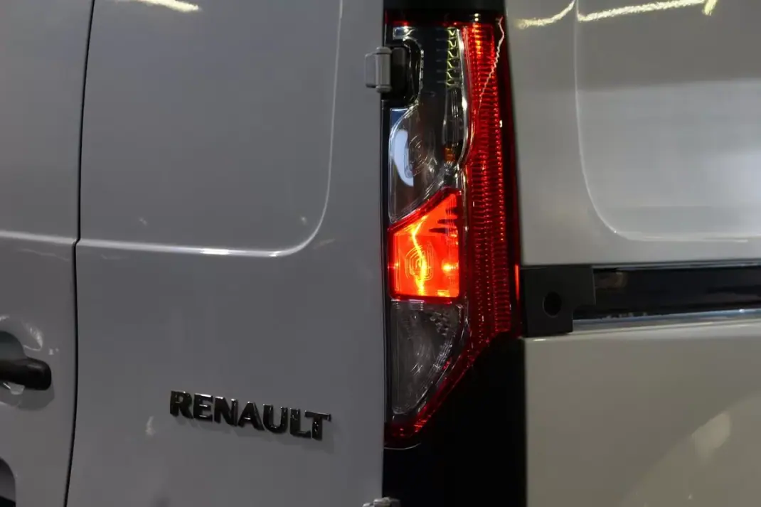 Renault 2019 - 9450 EUR, 190000 km - AUTO.MOTO.pt - 190000km - foto 8 de 23