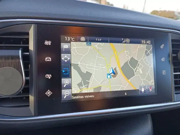 Peugeot 308 SW 2017 - 11000 EUR, 230125 km - AUTO.MOTO.pt - 230125km - foto 12 de 15