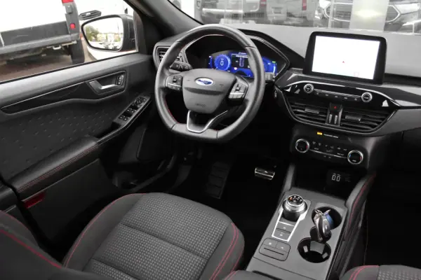 Ford Kuga 2022 - 29900 EUR, 80756 km - AUTO.MOTO.pt - 80756km - foto 5 de 23