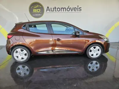 Renault Clio 2014 - 7250 EUR, 212000 km - AUTO.MOTO.pt - 212000km - foto 2 de 8