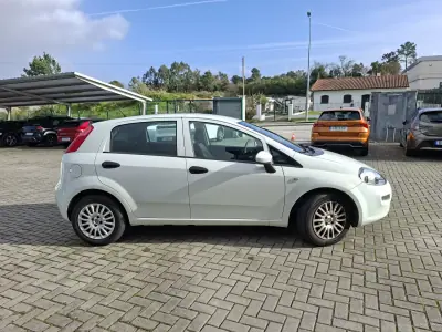 Fiat Punto 2017 - 8750 EUR, 114752 km - AUTO.MOTO.pt - 114752km - foto 5 de 26