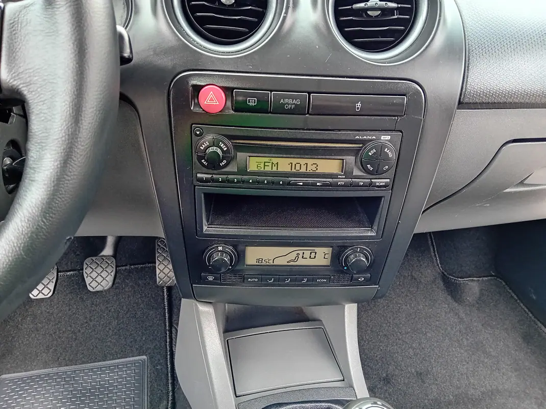 SEAT Ibiza 2008 - 3750 EUR, 189000 km - AUTO.MOTO.pt - 189000km - foto 10 de 12