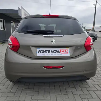 Peugeot 208 2012 - 7450 EUR, 127525 km - AUTO.MOTO.pt - 127525km - foto 5 de 16