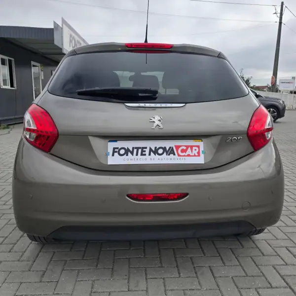 Peugeot 208 2012 - 7450 EUR, 127525 km - AUTO.MOTO.pt - 127525km - foto 5 de 16