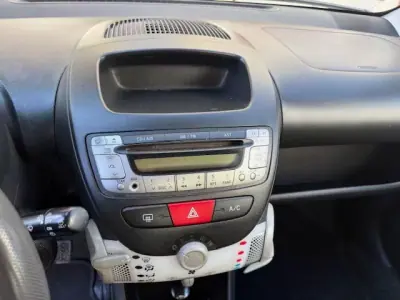 Peugeot 107 2013 - 6250 EUR, 116000 km - AUTO.MOTO.pt - 116000km - foto 21 de 26