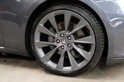 Tesla Model S 2015 - 27900 EUR, 126000 km - AUTO.MOTO.pt - 126000km - foto 4 de 10