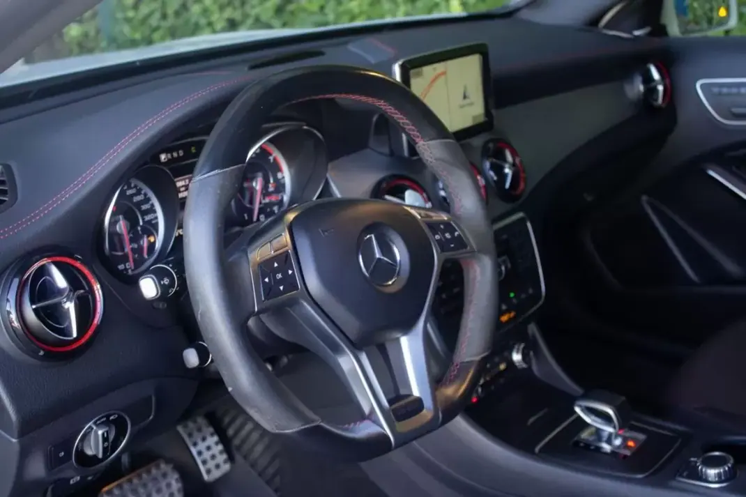 Mercedes-Benz GLA 45 AMG 2015 - 34900 EUR, 49200 km - AUTO.MOTO.pt - 49200km - foto 12 de 20