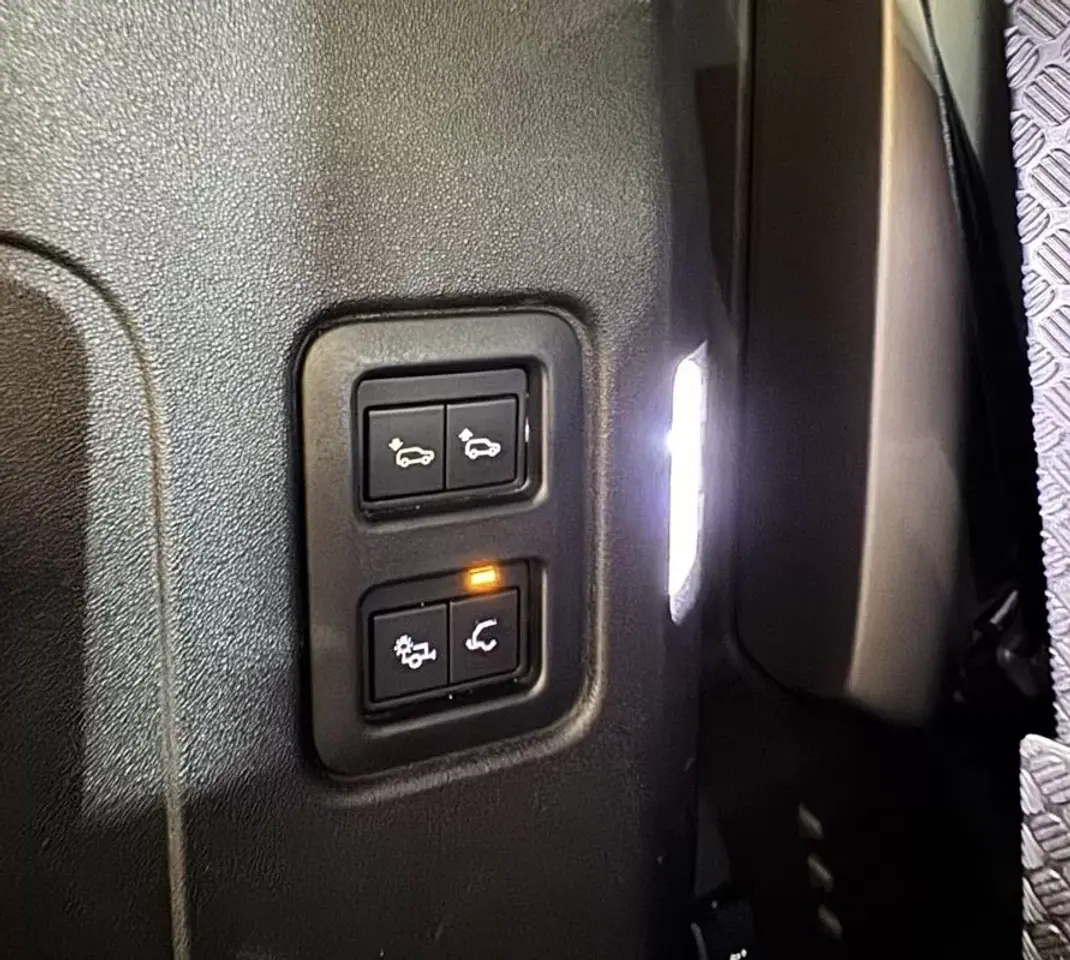 Land Rover Defender 2020 - 89900 EUR, 121000 km - 121000km - foto 56 de 60