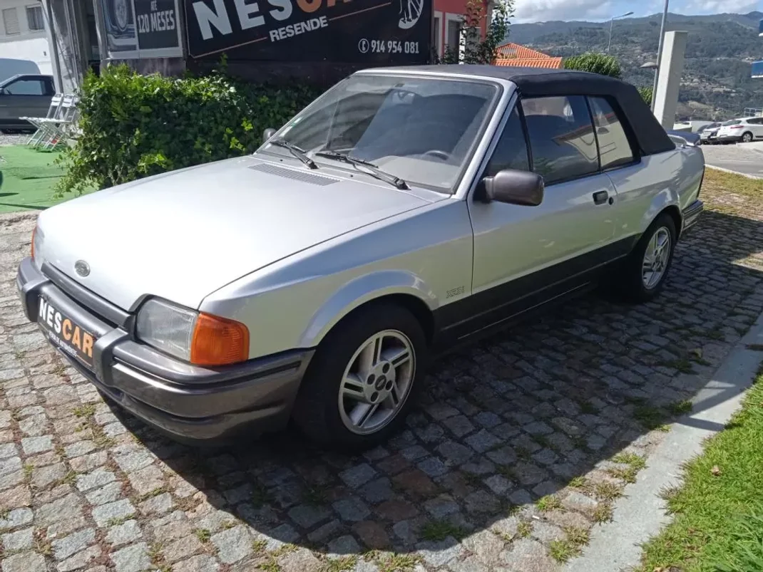 Ford Escort Cabrio 1988 - 7500 EUR, 91460 km - AUTO.MOTO.pt - 91460km - foto 3 de 12