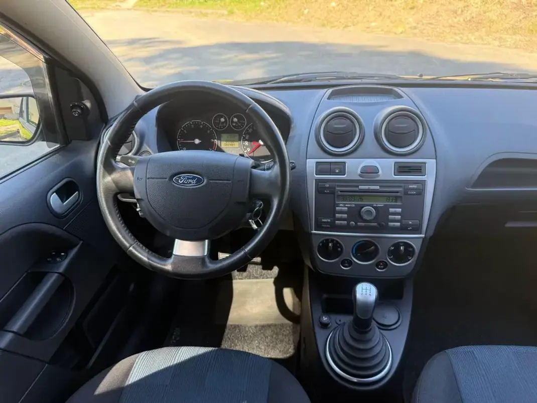 Ford Fiesta 2008 - 5700 EUR, 82000 km - AUTO.MOTO.pt - 82000km - foto 16 de 23