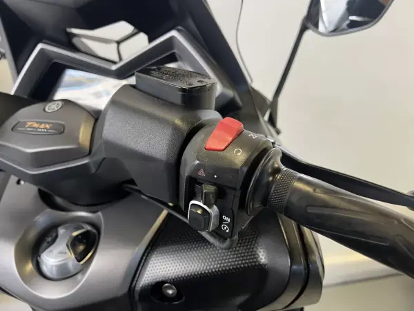 Yamaha TMAX 2015 - 8990 EUR, 25000 km - AUTO.MOTO.pt - 25000km - foto 16 de 26