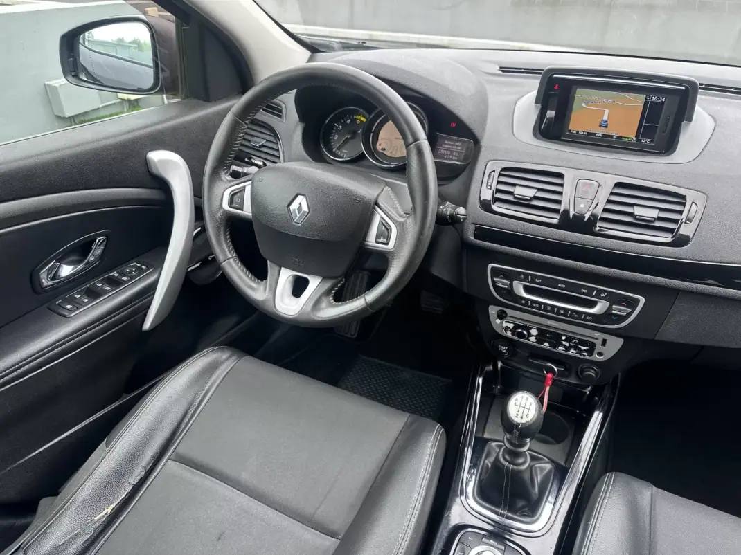 Renault Mégane 2012 - 7900 EUR, 270000 km - AUTO.MOTO.pt - 270000km - foto 28 de 36