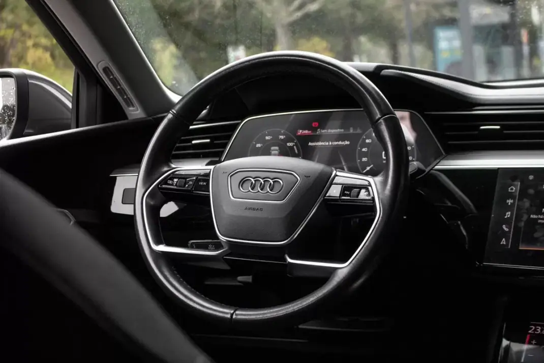 Audi Q8 e-Tron Sportback 2023 - 49900 EUR, 34353 km - AUTO.MOTO.pt - 34353km - foto 32 de 44