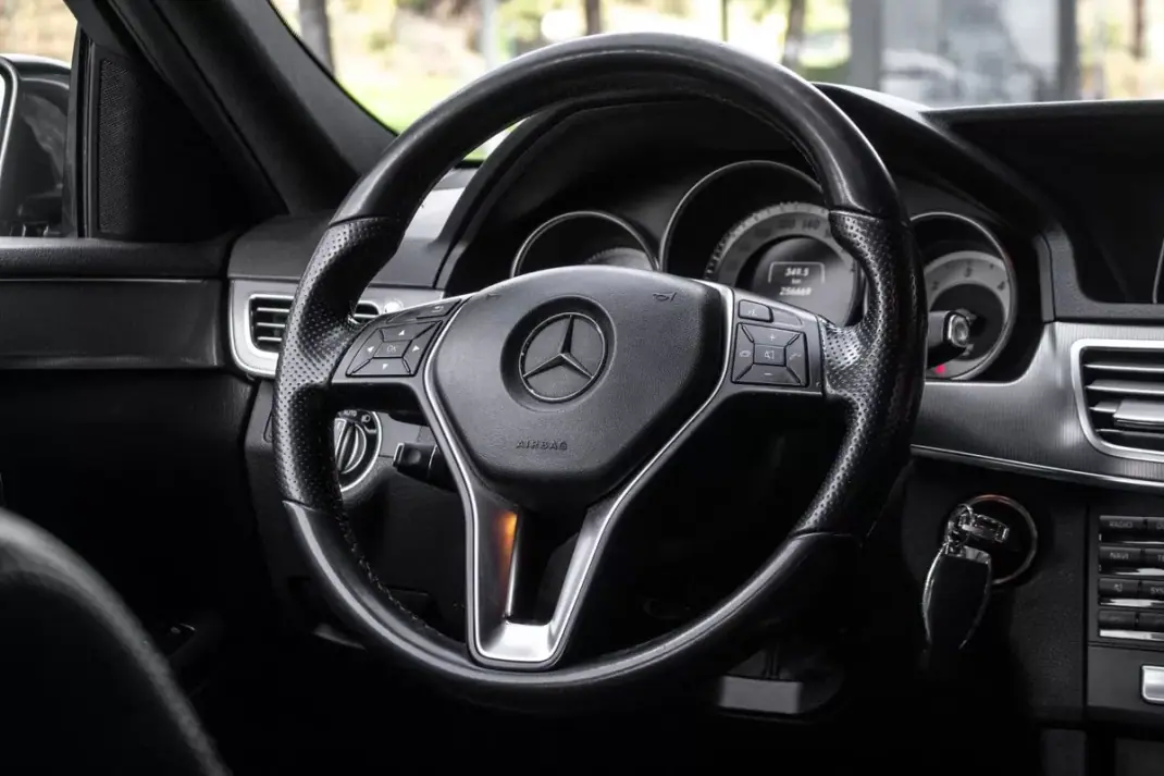 Mercedes-Benz E 300 2015 - 15990 EUR, 256669 km - AUTO.MOTO.pt - 256669km - foto 32 de 36