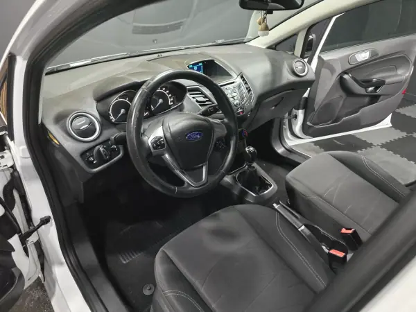 Ford Fiesta 2015 - 10750 EUR, 165000 km - AUTO.MOTO.pt - 165000km - foto 7 de 23
