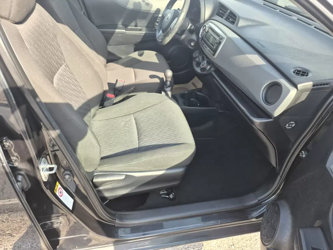 Toyota Yaris 2012 - 8900 EUR, 148050 km - AUTO.MOTO.pt - 148050km - foto 17 de 30