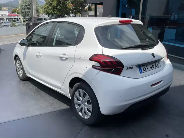 Peugeot 208 2019 - 11900 EUR, 56000 km - AUTO.MOTO.pt - 56000km - foto 3 de 13