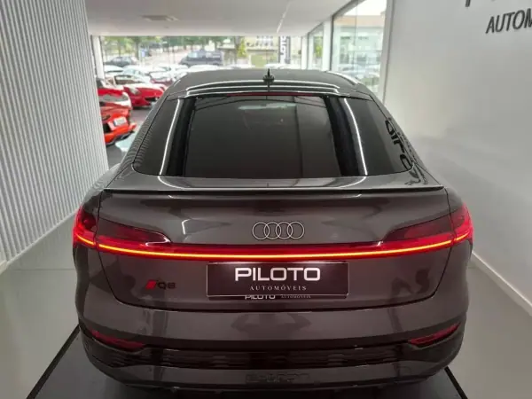 Audi Q8 e-Tron Sportback 2023 - 49500 EUR, 93000 km - AUTO.MOTO.pt - 93000km - foto 8 de 31