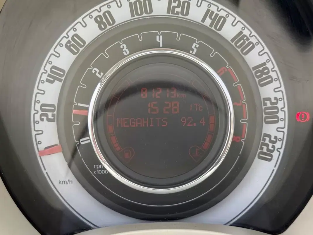 Fiat 500C 2012 - 7450 EUR, 79990 km - AUTO.MOTO.pt - 79990km - foto 11 de 23