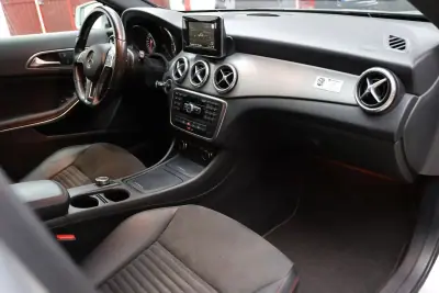 Mercedes-Benz GLA 200 2015 - 22900 EUR, 128425 km - AUTO.MOTO.pt - 128425km - foto 16 de 24
