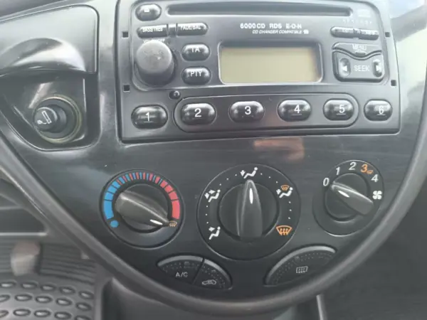 Ford Focus 2002 - 1800 EUR, 400000 km - AUTO.MOTO.pt - 400000km - foto 14 de 16
