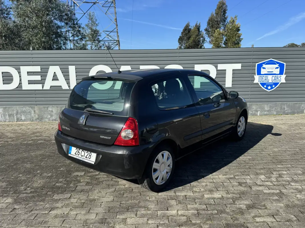 Renault Clio 2006 - 3500 EUR, 238000 km - AUTO.MOTO.pt - 238000km - foto 12 de 12