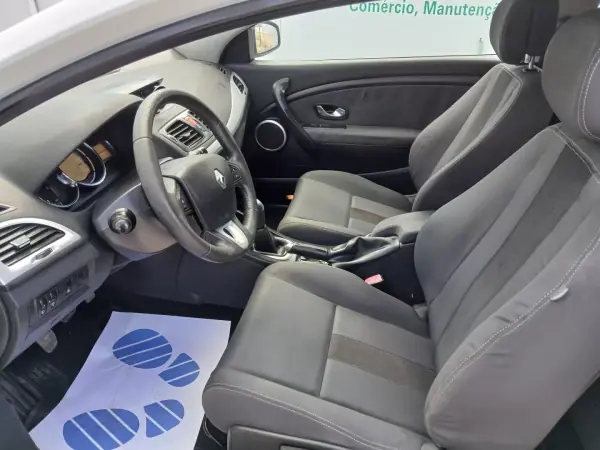 Renault Mégane Coupe 2010 - 7950 EUR, 115752 km - AUTO.MOTO.pt - 115752km - foto 15 de 25