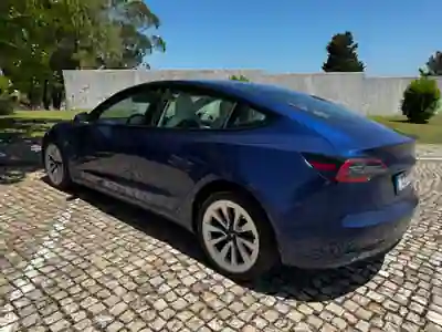 Tesla Model 3 2023 - 34990 EUR, 69960 km - AUTO.MOTO.pt - 69960km - foto 3 de 8