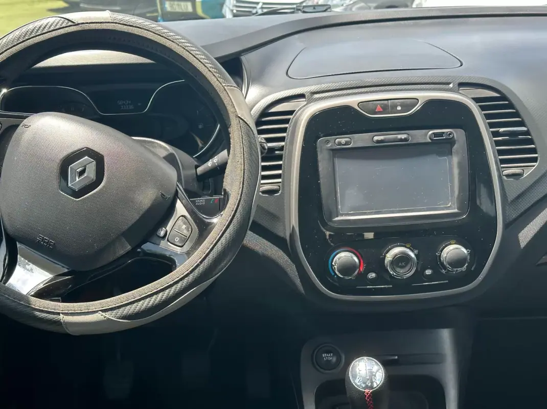 Renault Captur 2015 - 13990 EUR, 56433 km - AUTO.MOTO.pt - 56433km - foto 16 de 17