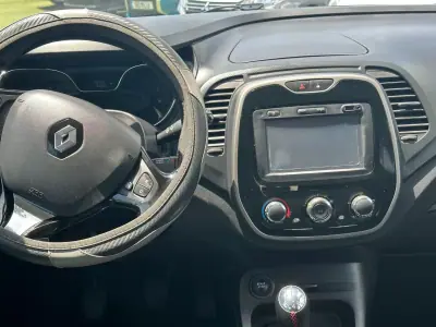 Renault Captur 2015 - 13990 EUR, 56433 km - AUTO.MOTO.pt - 56433km - foto 16 de 17