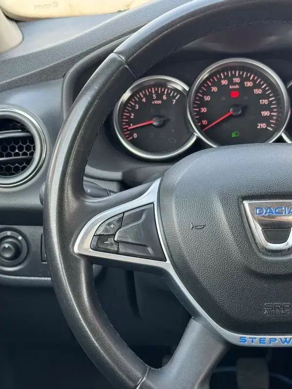Dacia Sandero 2017 - 9950 EUR, 85154 km - AUTO.MOTO.pt - 85154km - foto 20 de 26