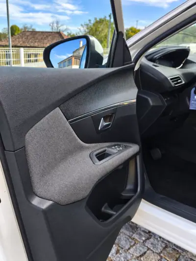 Peugeot 3008 2021 - 17990 EUR, 74062 km - foto 5 de 23
