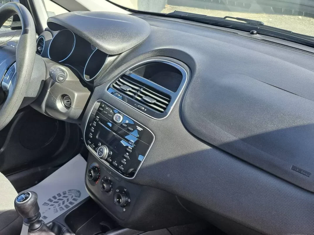 Fiat Punto 2017 - 8900 EUR, 69772 km - AUTO.MOTO.pt - 69772km - foto 19 de 39