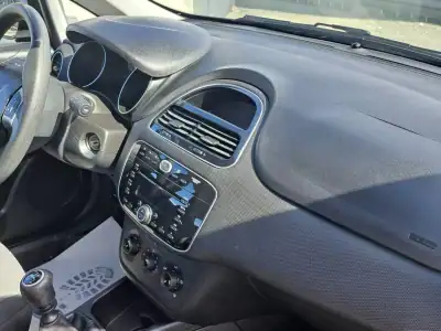 Fiat Punto 2017 - 8900 EUR, 69772 km - AUTO.MOTO.pt - 69772km - foto 19 de 39