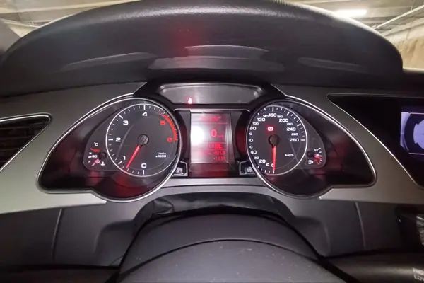 Audi A5 2010 - 15750 EUR, 276000 km - AUTO.MOTO.pt - 276000km - foto 10 de 19