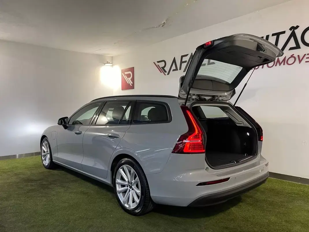Volvo V60 2025 - 43500 EUR, 1900 km - AUTO.MOTO.pt - 1900km - foto 32 de 35