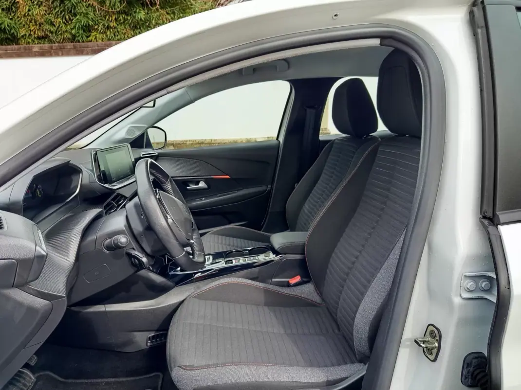 Peugeot e-208 2021 - 14490 EUR, 57700 km - AUTO.MOTO.pt - 57700km - foto 11 de 17