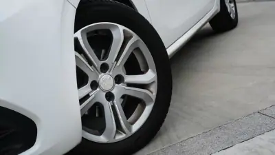Peugeot 208 2015 - 9500 EUR, 210000 km - AUTO.MOTO.pt - 210000km - foto 19 de 25