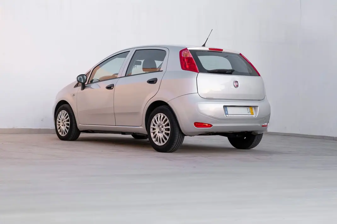 Fiat Punto 2018 - 7800 EUR, 77000 km - AUTO.MOTO.pt - 77000km - foto 5 de 5