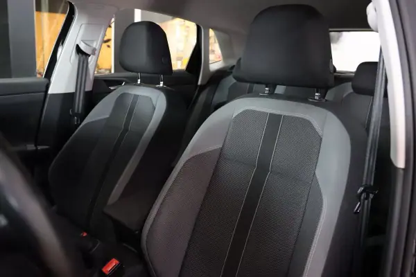 Volkswagen Polo 2018 - 15900 EUR, 130000 km - AUTO.MOTO.pt - 130000km - foto 6 de 20