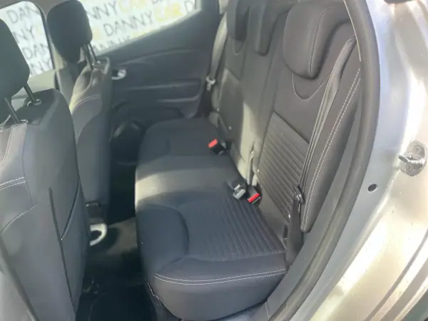 Renault Clio 2017 - 11900 EUR, 140000 km - AUTO.MOTO.pt - 140000km - foto 7 de 13